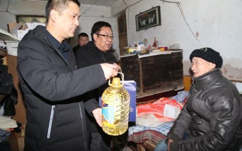 年味渐浓情更浓　人大代表慰问困难户