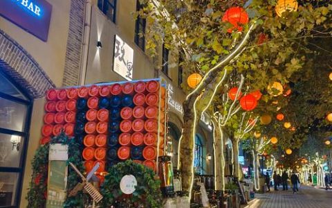 黄石港万达金街冬夜图景：  800多盏灯火，蒸腾7万平方米的暖意