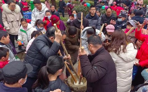 黄州区新桥社区举办迎新春打糍粑公益集市活动