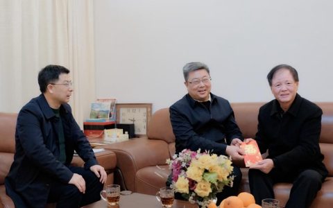 武汉大学领导新春之际走访慰问党员代表