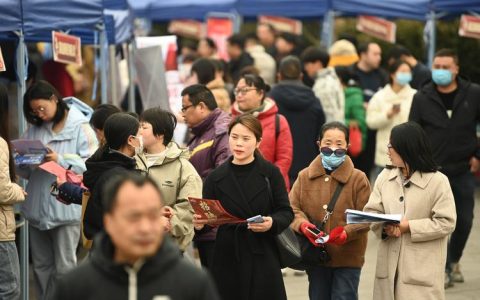 鹤峰县举办春风行动返乡就业创业专场招聘