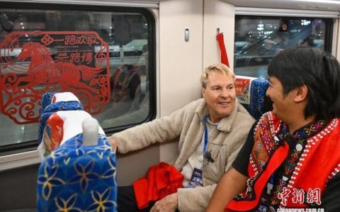 （新春见闻）中老铁路跨国列车相向而歌“迎新春”