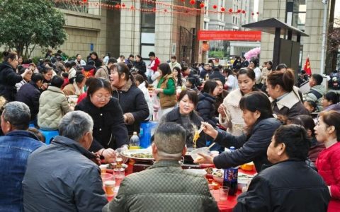 老旧小区改造绽新颜 居民摆“团圆宴”共品幸福味