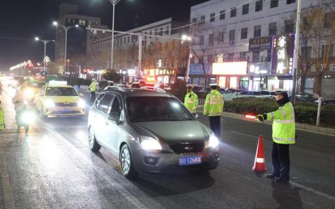 市交通执法部门与公安交管部门联合夜查守护春运平安路