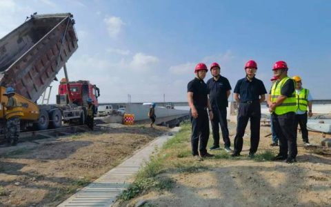 下陆区副区长伍康带队到校医院开展节前安全生产检查