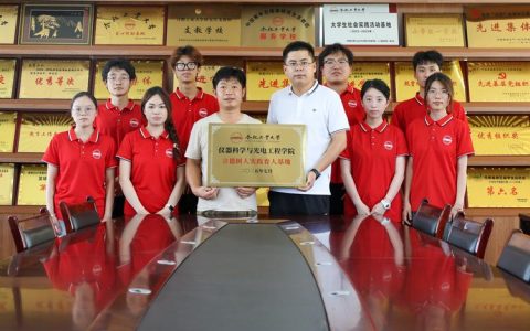 药学院李效宽老师领衔的团队获评“银种子企业”“创新创业领军团队”与“汤逊湖C类人才”