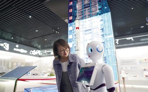 参与主持 表演节目 做讲解员 人形机器人节前接单忙