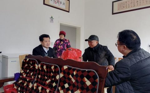 老新镇走访慰问模范人物