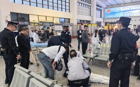 K1619次列车武穴站10分钟紧急救援患病旅客