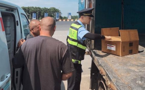 普货车辆违规运输锂电池？ 十堰春运执法当场查处