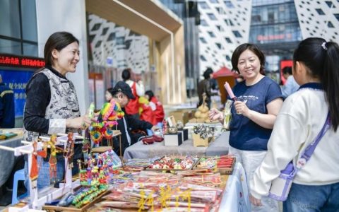 市图书馆新春集市雅趣浓  市民乐享“文化年”