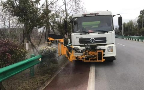 咸宁市交通运输局路域环境“大扫除”提升公路通行品质