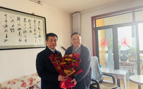 武汉大学领导慰问离退休老同志代表送上新春祝福