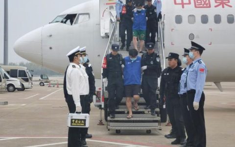 机场非法揽客 一男子当场被查获