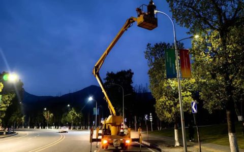路灯维修暖民心 照亮群众出行路