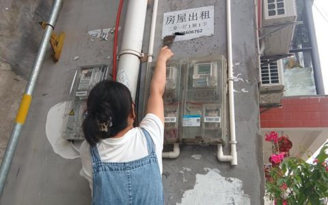 周矶街道清理墙面“野”广告