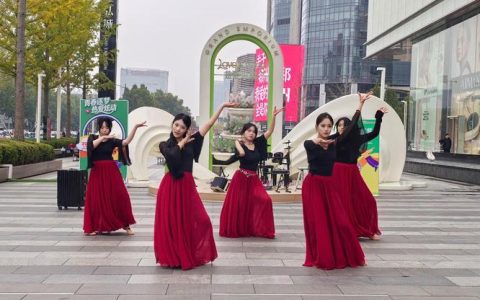 商圈门口搭舞台　健身消费双升温