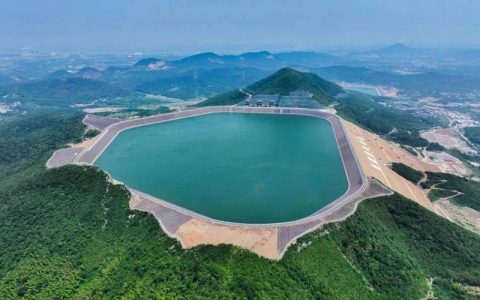 高山平湖蓄绿能