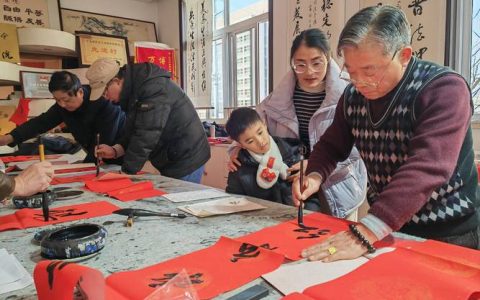 笔墨送福暖邻里