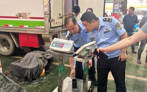 市市场监督管理局突击检查集贸市场计量工具