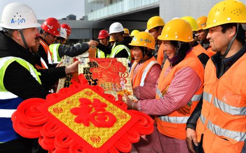 新春走基层 | 工地上的温情视频