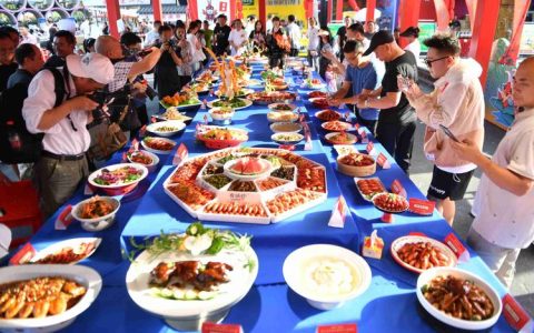 新春走基层丨潜江龙虾端上桌！楚天高速潜江服务区为货车司机举办专属团年宴