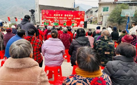 王场镇第三届“乡村村晚”在前进村上演