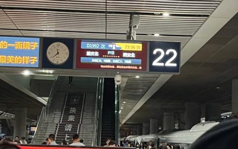 新春走基层 | 凌晨直击高铁“代驾”：司机开复兴号时速不到10公里，每晚接车10余趟步行超两万步