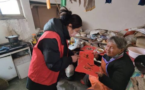 为社区居民送精神年货