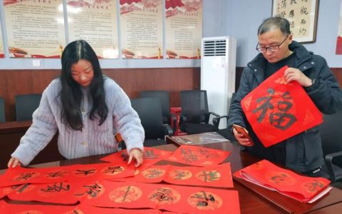 英山县书法家协会送春联到乡村