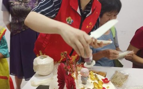 惠民社区携手家庭医生为老人送上生日祝福