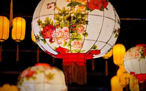 崇阳：税惠添薪  传统灯笼产业“红红火火”