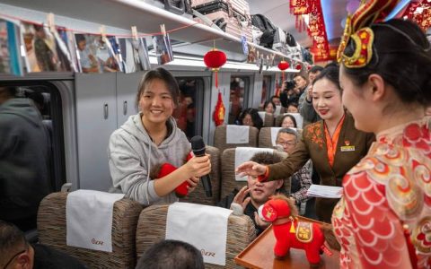 新春走基层 | 列车“春晚”温暖回家路