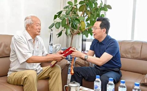 市领导走访慰问老干部退役军人困难群众、生育三孩家庭代表和专家人才亲属