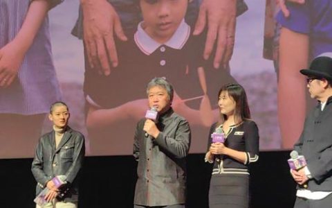 李初敏慰问《长江边的婚礼》剧组