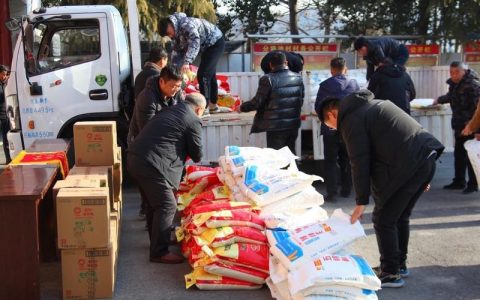 米面粮油送到黄州区50个困难家庭