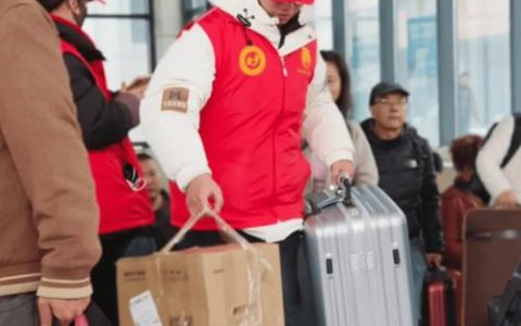 赤壁启动“暖冬行动”青年志愿者护航春运
