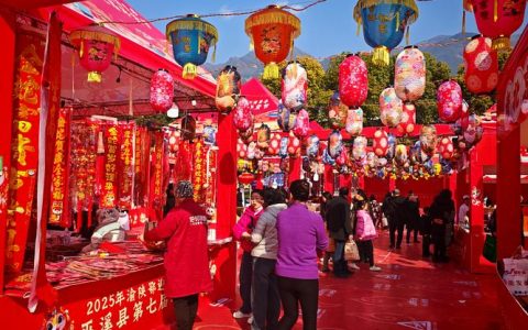 神农架新春消费季年货集热闹开市 非遗表演与歌舞快闪点燃节日氛围