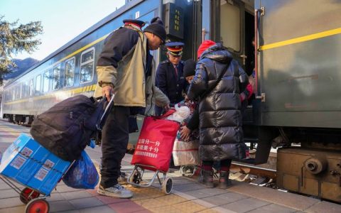 新春走基层 | 坚守鄂陕铁路分界口胡家营火车站36载 王太启的最后一个春运