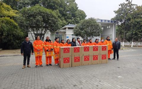 市总工会慰问一线环卫工人