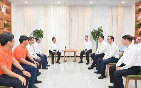 盛阅春熊征宇看望慰问保障城市运转一线劳动者，向全市人民致以美好的新春祝福