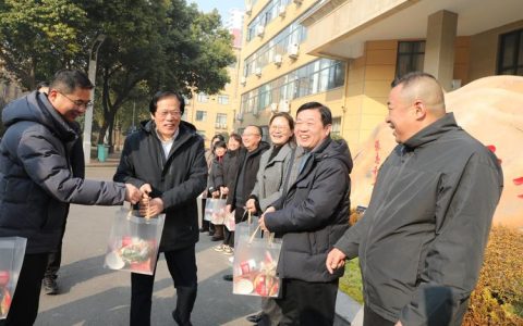 武汉科技大学领导春节前夕走访慰问一线教职员工