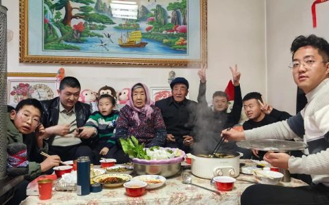 四世同堂，32人团圆了