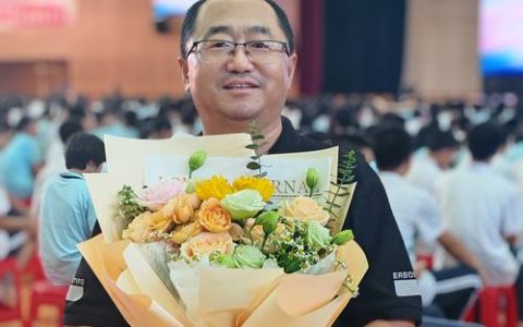 十堰小伙熊远卓：4年走遍40个社区，捧回华师“校长奖”