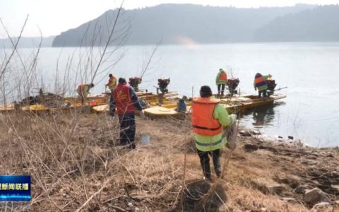 新春走基层丨父子携手清漂 守护生态家园