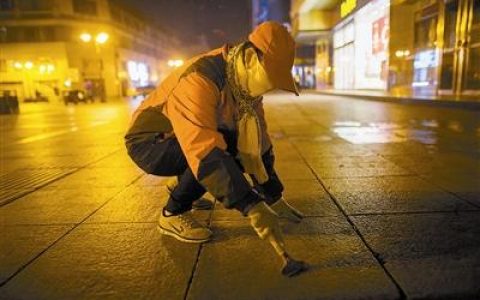 大年初一凌晨4时的江汉路：一群橙色身影晨扫迎接新年