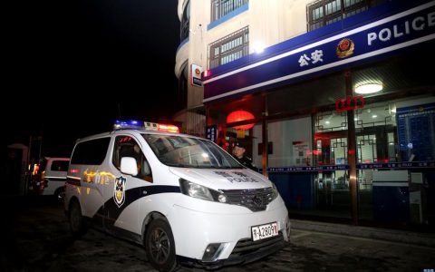 新春走基层 | 鄂州花湖机场见证：边检民警与外国机组共写一张新春福