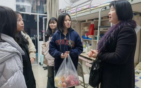 宿管中心扮靓公寓添年味 暖心陪伴留校学子过大年