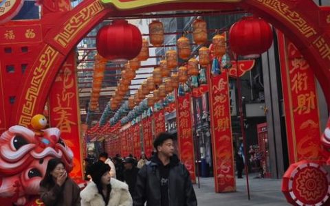 逛奥莱、玩庙会，春节热度持续攀升