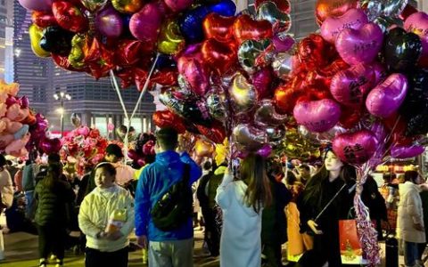 步行街上的气球圆舞曲